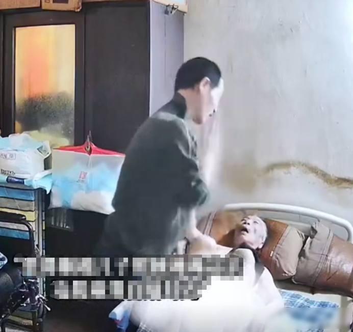 让人难受，浙江一男子给瘫痪父亲擦身时，父亲突然说："你装的真像个孝子，每天不过帮