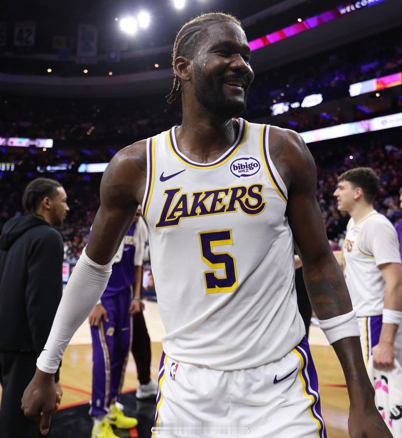 当地时间周二，德安德烈·艾顿在巴哈马林登·平德林国际机场被短暂拘留，原因是他涉嫌