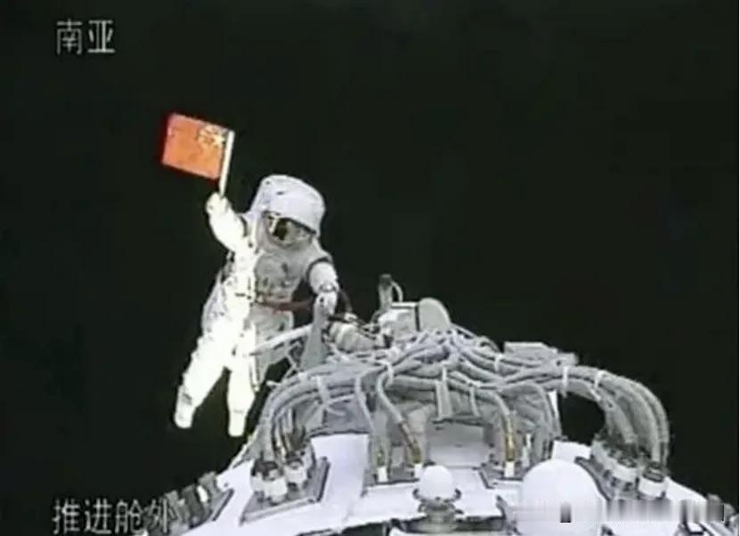 “飞天” 舱外航天服，打开轨道舱舱门，出舱实施我国历史上第一次太空行走，在舱外挥