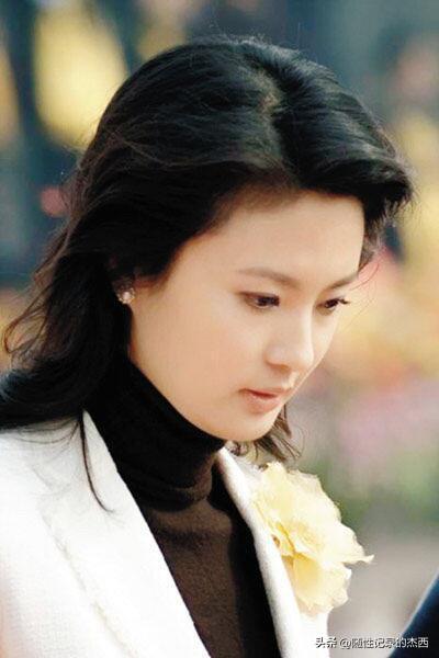 这圆润的五官和靓丽的颜值真没得挑，而且是越看越耐看的气质美女，比周涛都要好看。