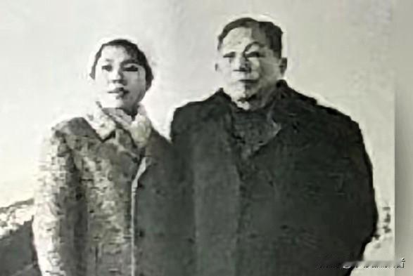 1974年，90岁的杨森迎娶了17岁的张灵凤。洞房之夜，就在杨森要行房事时，张灵