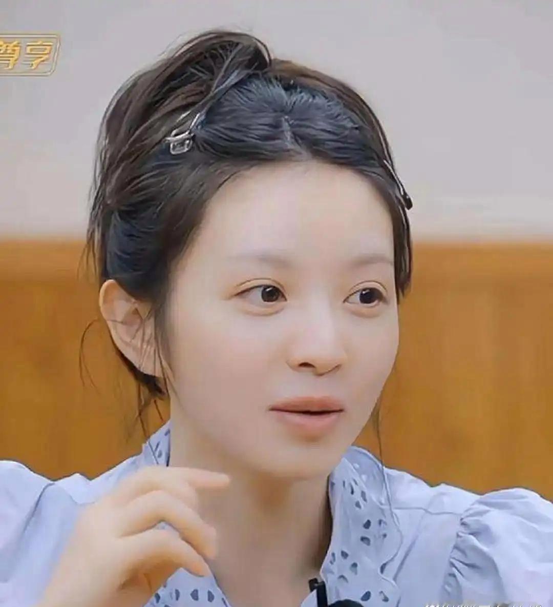 田曦‏﻿薇的素颜‎⁠照曝光，第一眼真没认出‏来，妆前妆后差别很大 ​​​