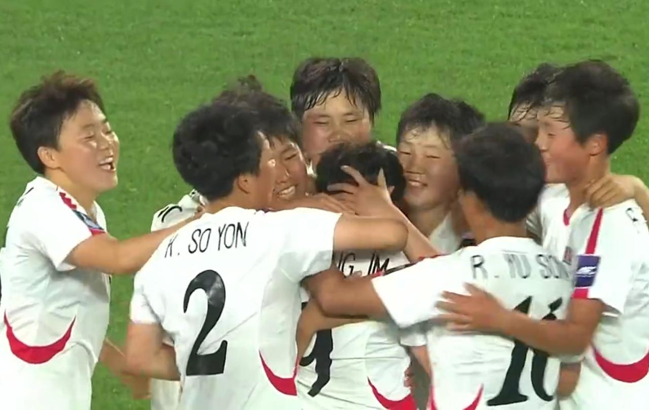 女足U17亚洲杯半决赛上半场结束：中国队1-2朝鲜队

       北京时间5