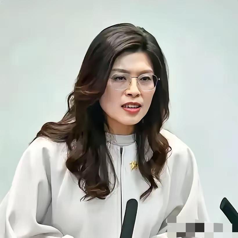 很多网友习惯性用非黑即白的视角，评判岛内每一位政治人物，对郑丽文也是褒贬两极分化