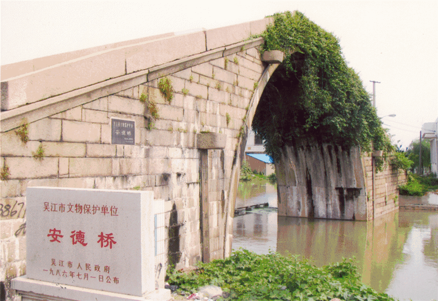 （接上文）
平日里的安德桥，满是人间烟火。清晨，薄雾笼罩河面，老人提着菜篮缓步过