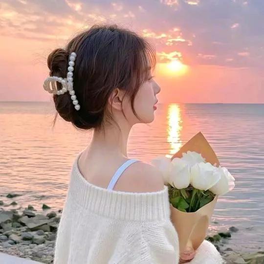 夕阳下，手捧白玫瑰，享受宁静时光。温柔玫瑰写真 灰色系玫瑰 玫瑰美人照 海滨玫瑰