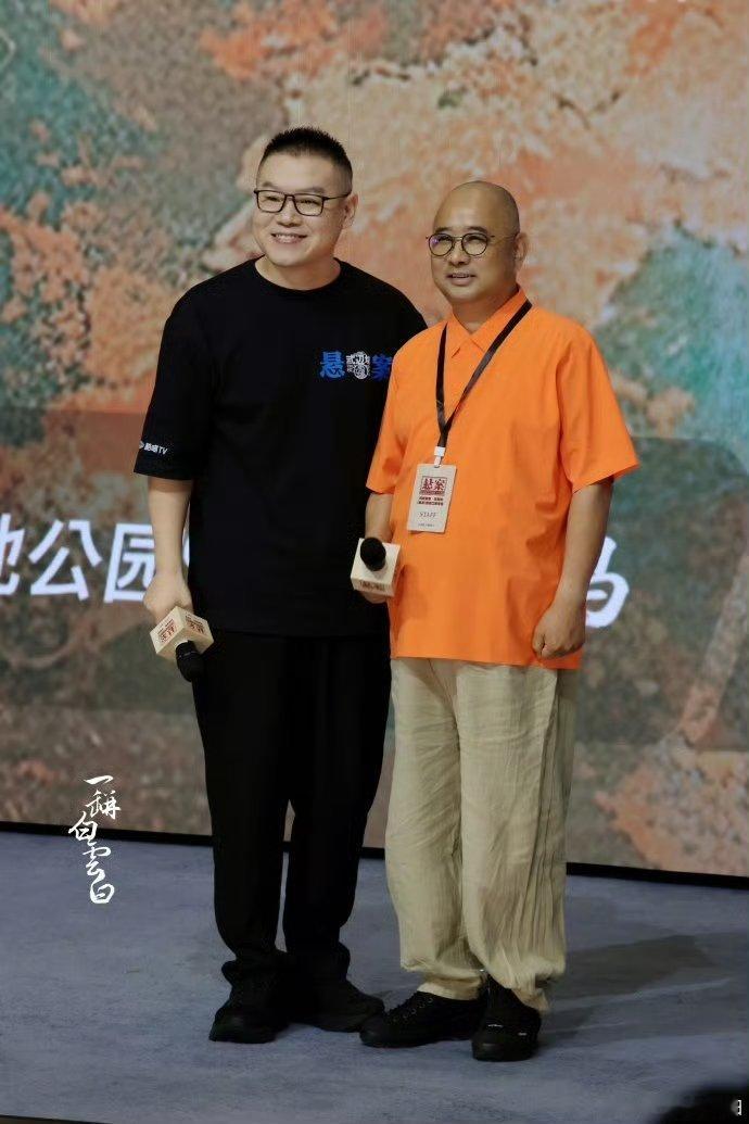 岳云鹏原名叫岳龙刚 一边是脱口而出的岳龙刚笑翻全场，一边是暗访记者跟杨烁那个对视