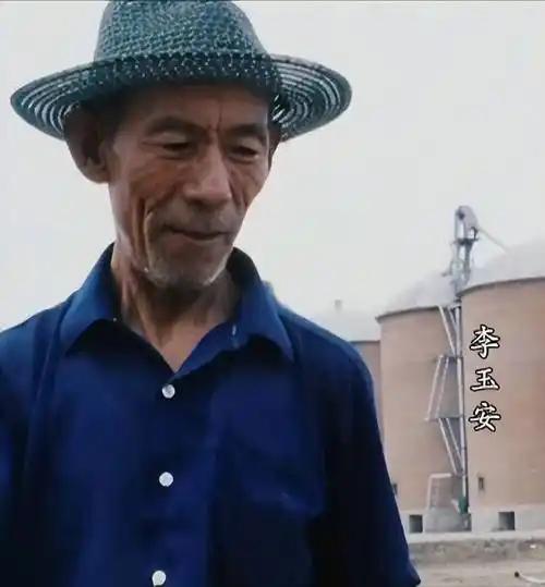 1990年，李玉安得知儿子当兵被拒，他为儿子来到军营，拿着小学课本，对部队首长说