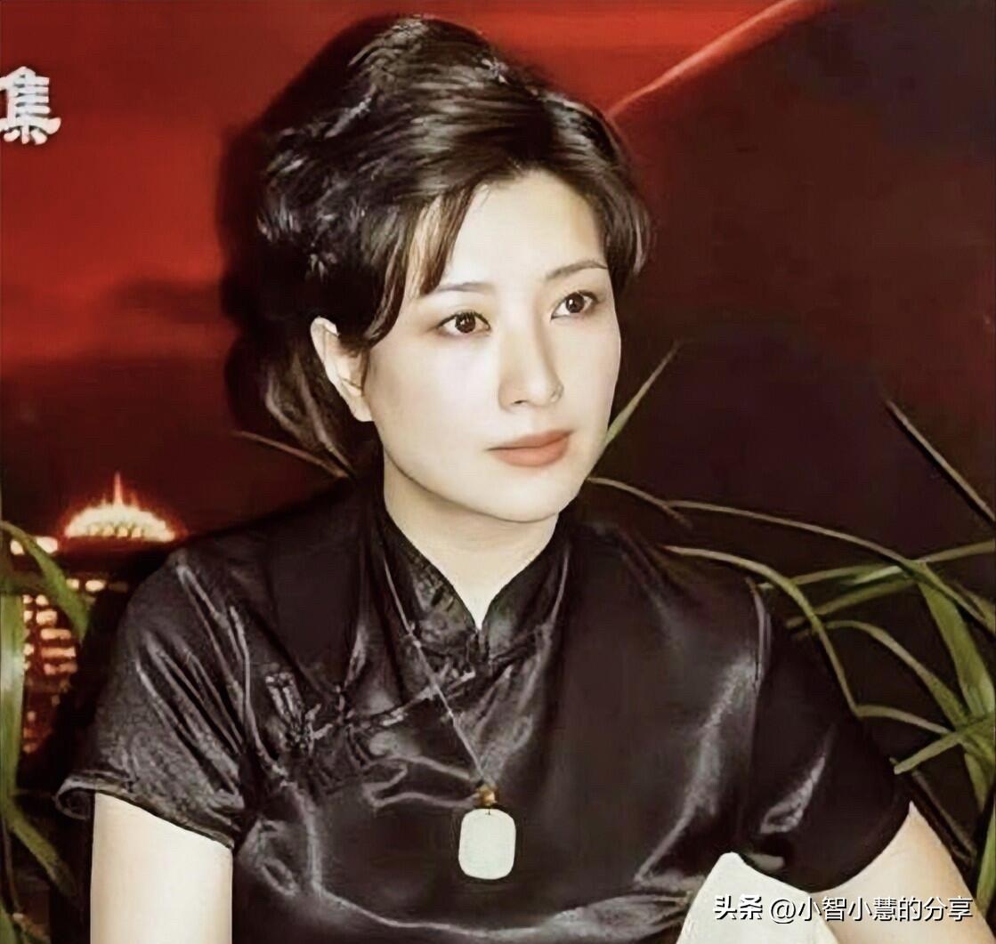 海政文工团的演员王静长得实在是太漂亮了，她气质特别的温柔，属于冷白皮的美人。虽然