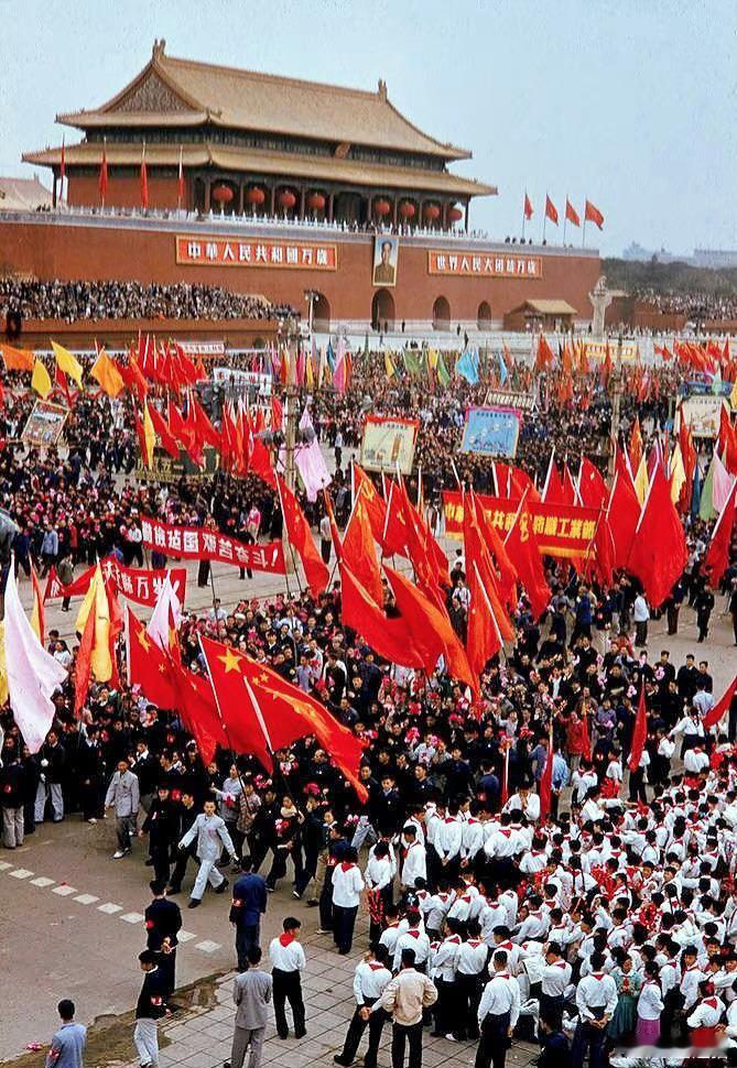 1957年  北京五一劳动节庆祝活动的群众队伍 ​​​