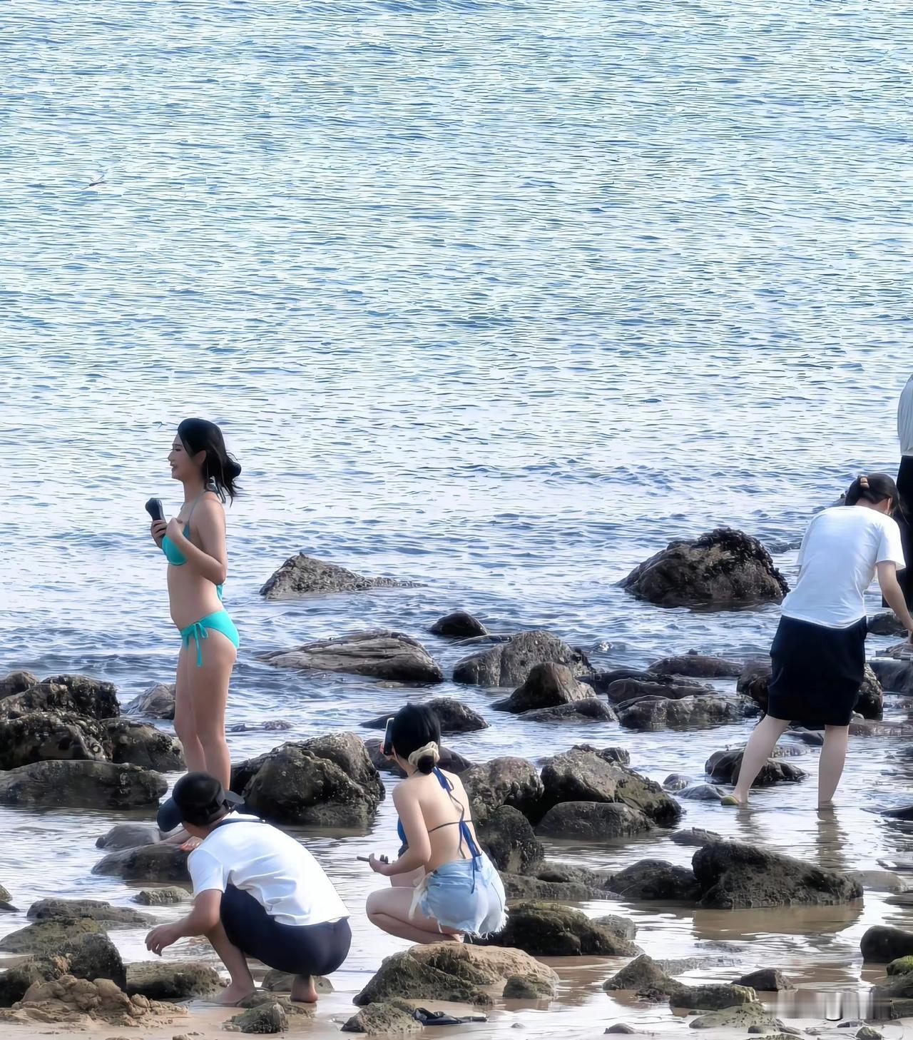 这就是男人为什么喜欢去海边散步的原因，不用偷偷摸摸地看，可以大胆的欣赏，女人因为