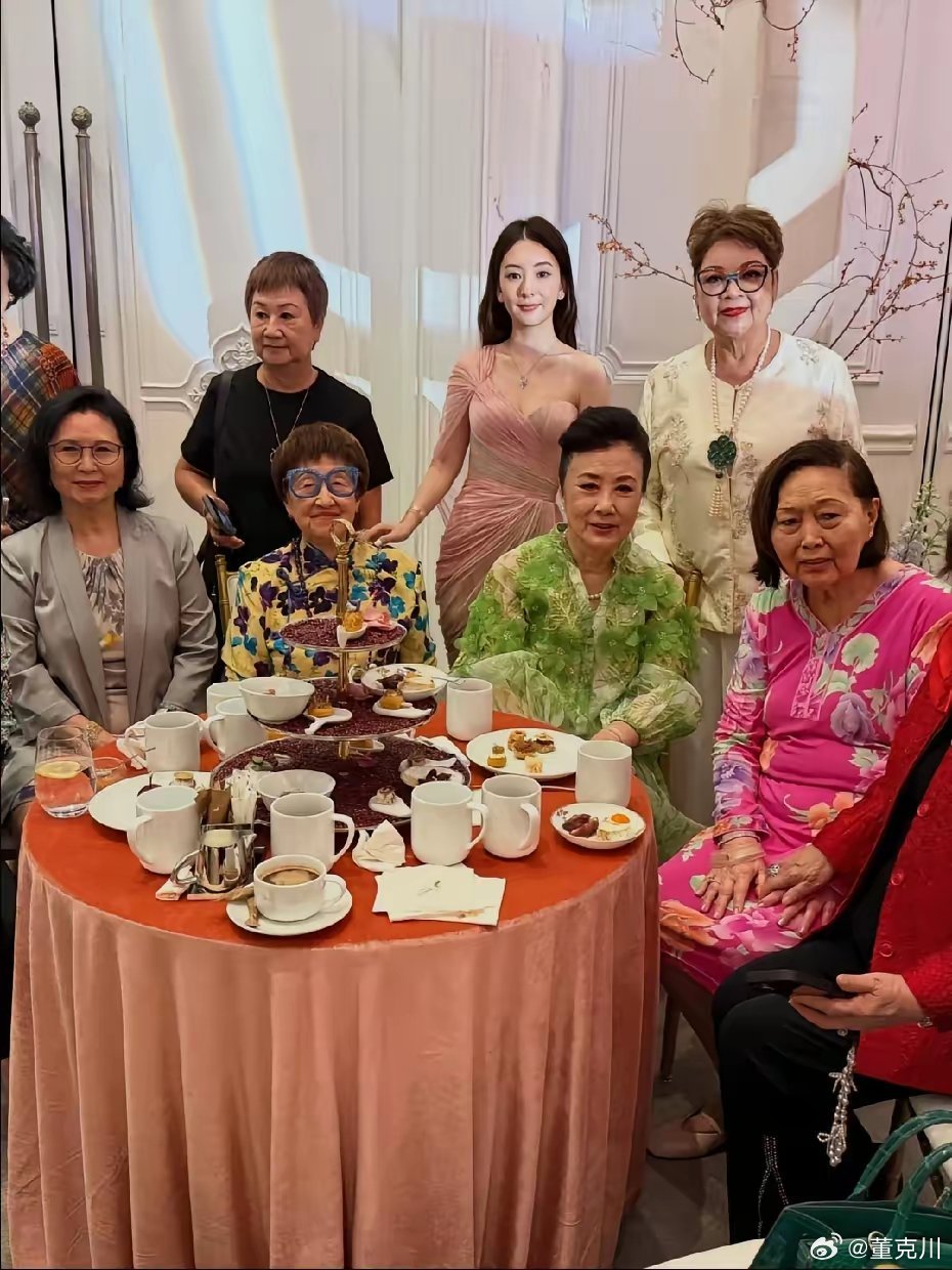 方媛参加了奚梦瑶何猷婚礼答谢宴何猷君奚梦瑶婚礼答谢宴上的方媛方媛是何家邀请的，以