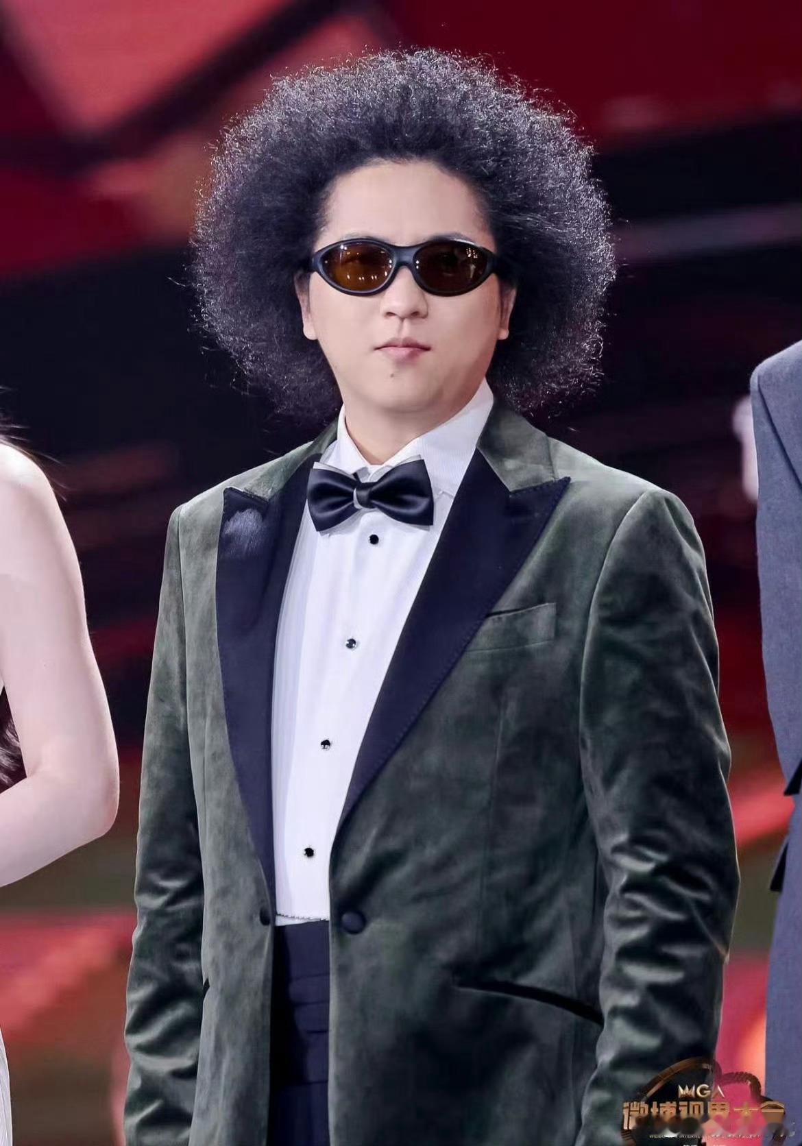 周星驰说功夫女足角色参考了黑灯没想到片中盲人门将孖八原型是脱口秀演员黑灯，星爷看