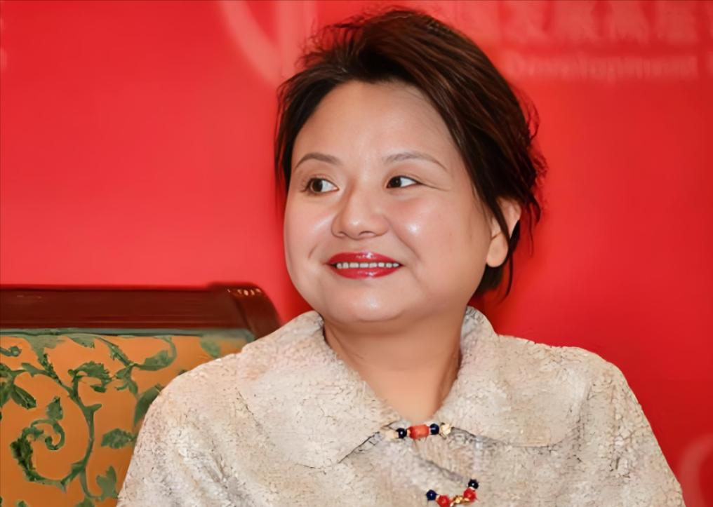一个欠下国内整整200亿巨债的女富豪，转头竟跑到美国，大笔一挥给野生动物保护组织