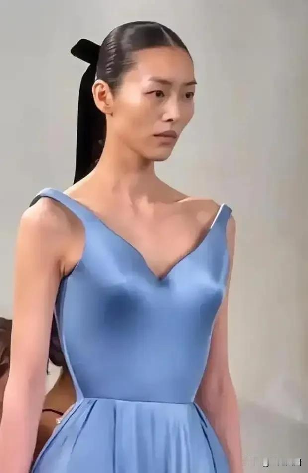 穿上巴黎世家的刘雯，真是一言难尽。
刘雯亮相巴黎高定秀场，穿上巴黎世家蓝色礼服裙