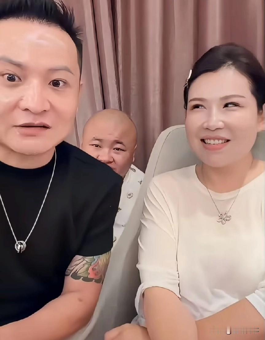 二子爷和驴姐互怼，太有意思了！匆匆那年初恋相见，如果再见不能红着眼，那就撕逼红着