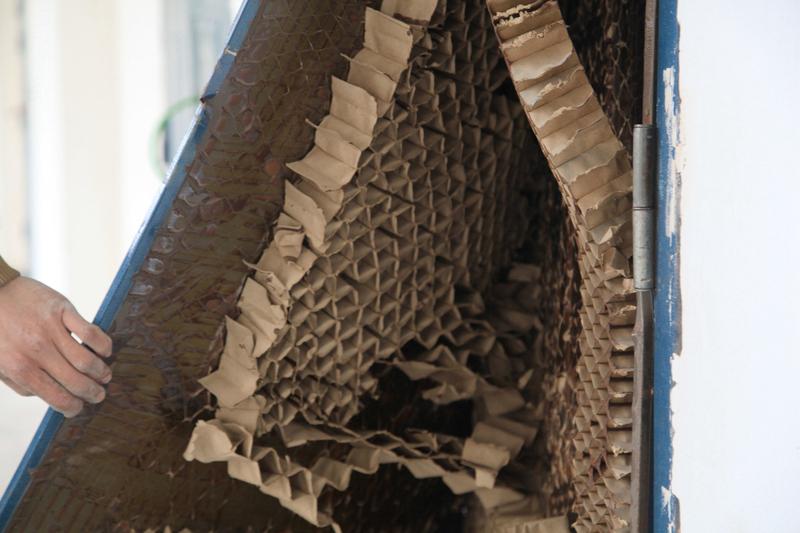 1月28日黑龙江一个便利店的视频太让人感触了。老板每天把废旧纸壳放店外攒着卖，可