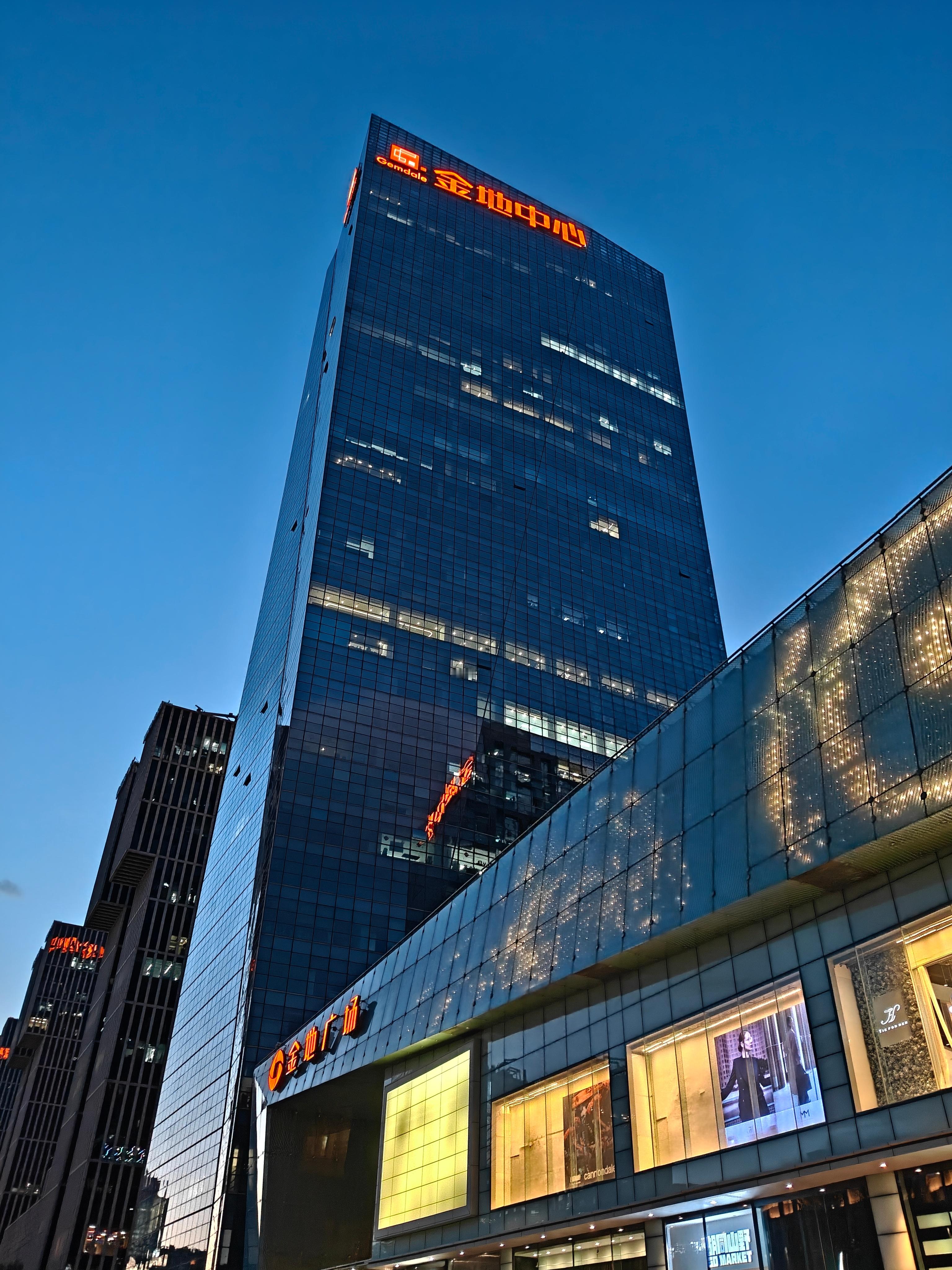 今天下班去万达看了《迈克尔·杰克逊：巨星之路》，IMAX厅的音效就是巡演场景再现