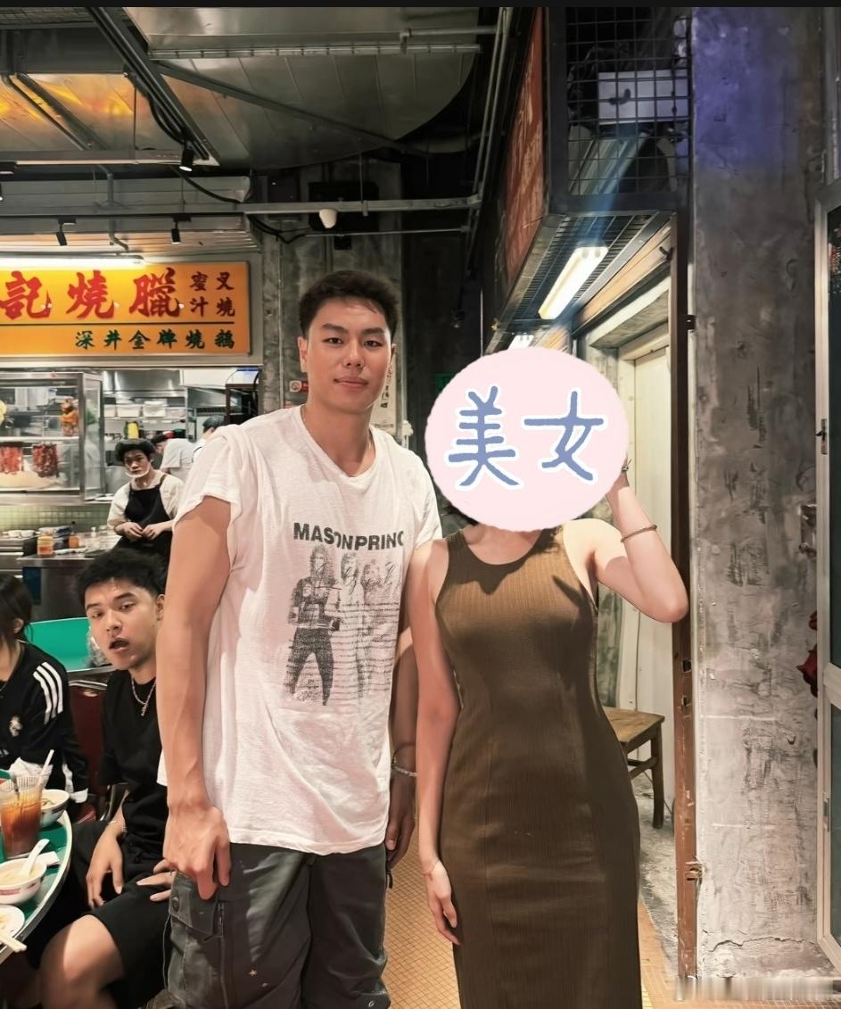 美女球迷吃饭偶遇上海男篮球员李添荣，但今天看起来“不美式” 