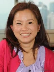 周锡玮的妻子林珊珊，今年63岁，却依旧面容清秀、气质甜美，笑起来格外温柔，看着也