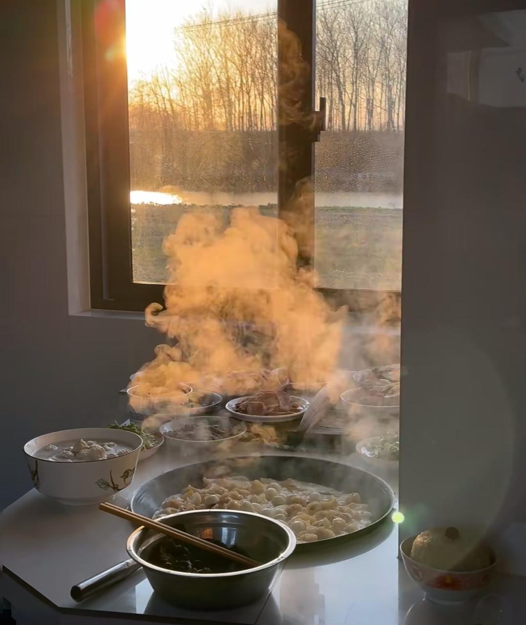 终于明白为什么有些女人嫁人后
越来越不喜欢回娘家了
以前老人们常说:
女儿是泼出