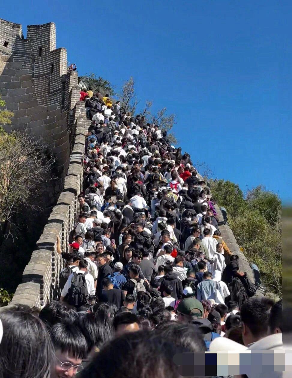 10月3号爬长城，快被挤散架了，爬了个寂寞，再不凑热闹了