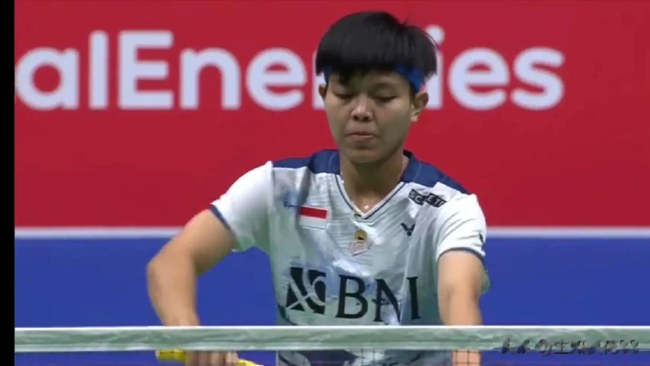  
     女双半决赛，印尼组合拉哈尤/拉马丹蒂21－9，22－20战胜韩国选