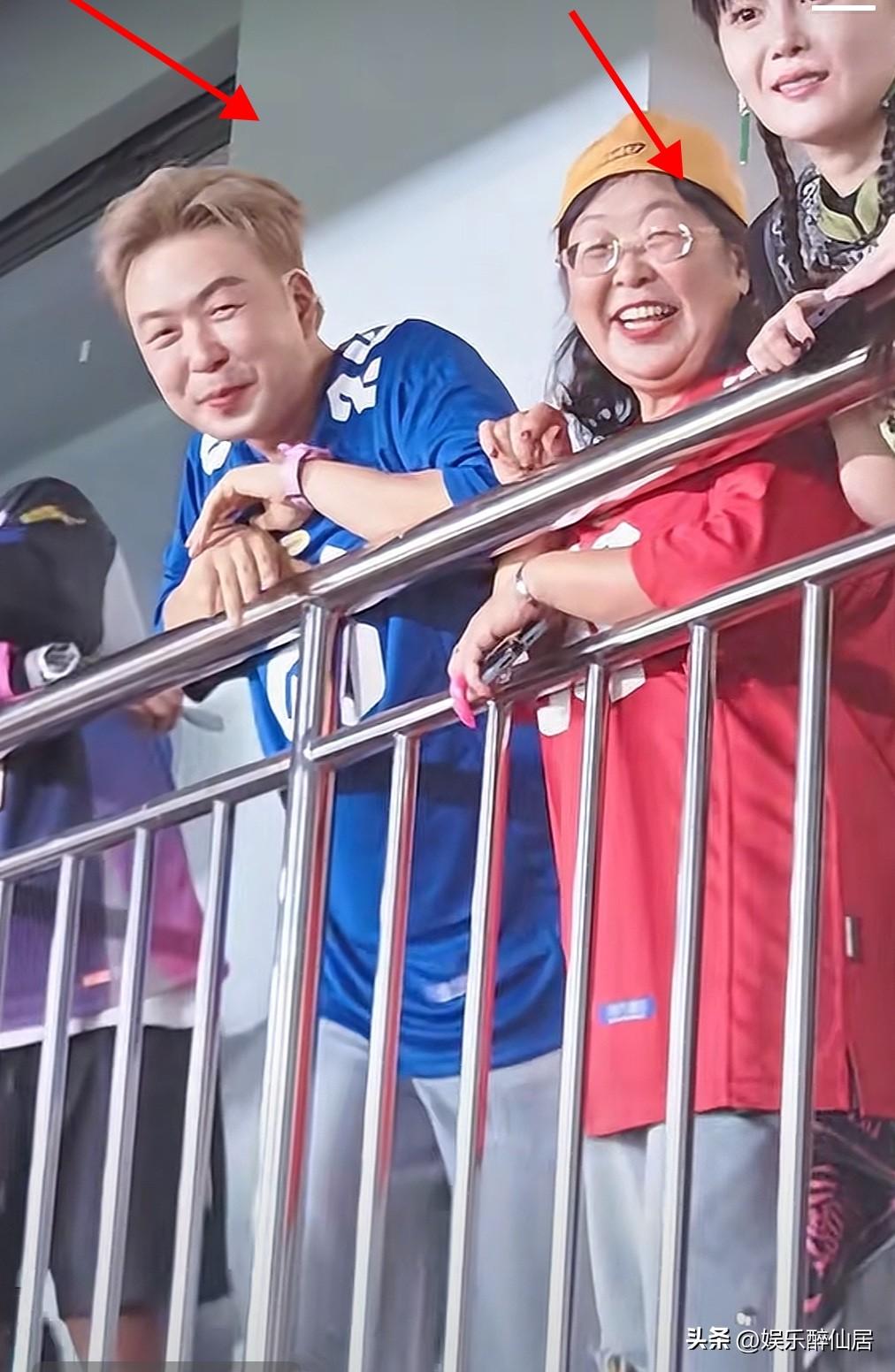 只能说杜海涛的妈妈基因太强大了！跟杜海涛简直就是“复制粘贴”！

只不过杜海涛现