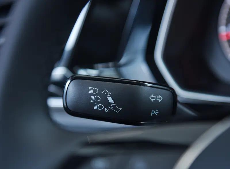 速腾和轩逸谁更值得买，还得看需求。
速腾动力充沛，有1.2T、1.4T等涡轮增压