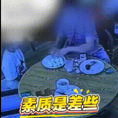 陕西某酒店有免费的自助早餐供应，一女子装了二十几个熟鸡蛋想要带走，被服务员拦下，