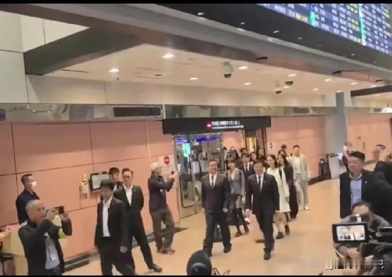 马龙等大陆青年学生，受到台湾同胞热烈欢迎！龙哥现场送小礼物！[比心][比心][比