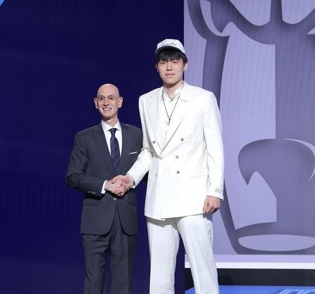 杨瀚森需要自己调整。他目前其实是个“NBA半成品”。他在NBA这一年练的很多东西