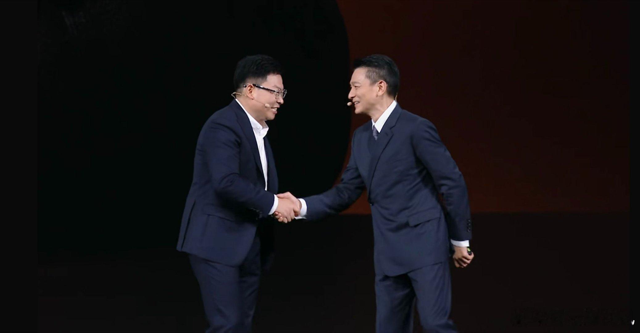 刘德华手持华为新三折叠不只是简单站台，刘德华和非凡大师是精神层面的契合，官宣海报