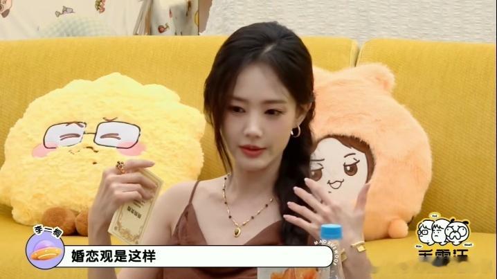 最戳的是「共同滋养」。太多人把恋爱过成消耗，她偏要反着来：你累了我接住，我崩了你