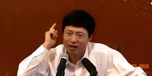 艾跃进曾在演讲中抛出过振聋发聩的质问：让下岗工人要被迫从头再来，你们为什么不从头