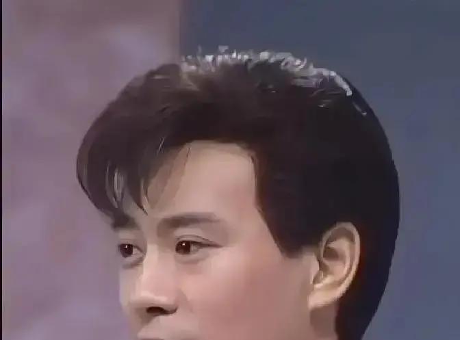 郑少秋戴了半辈子假发，原因简单，32岁秃了，金属头套把毛囊压死，干脆一戴到底。