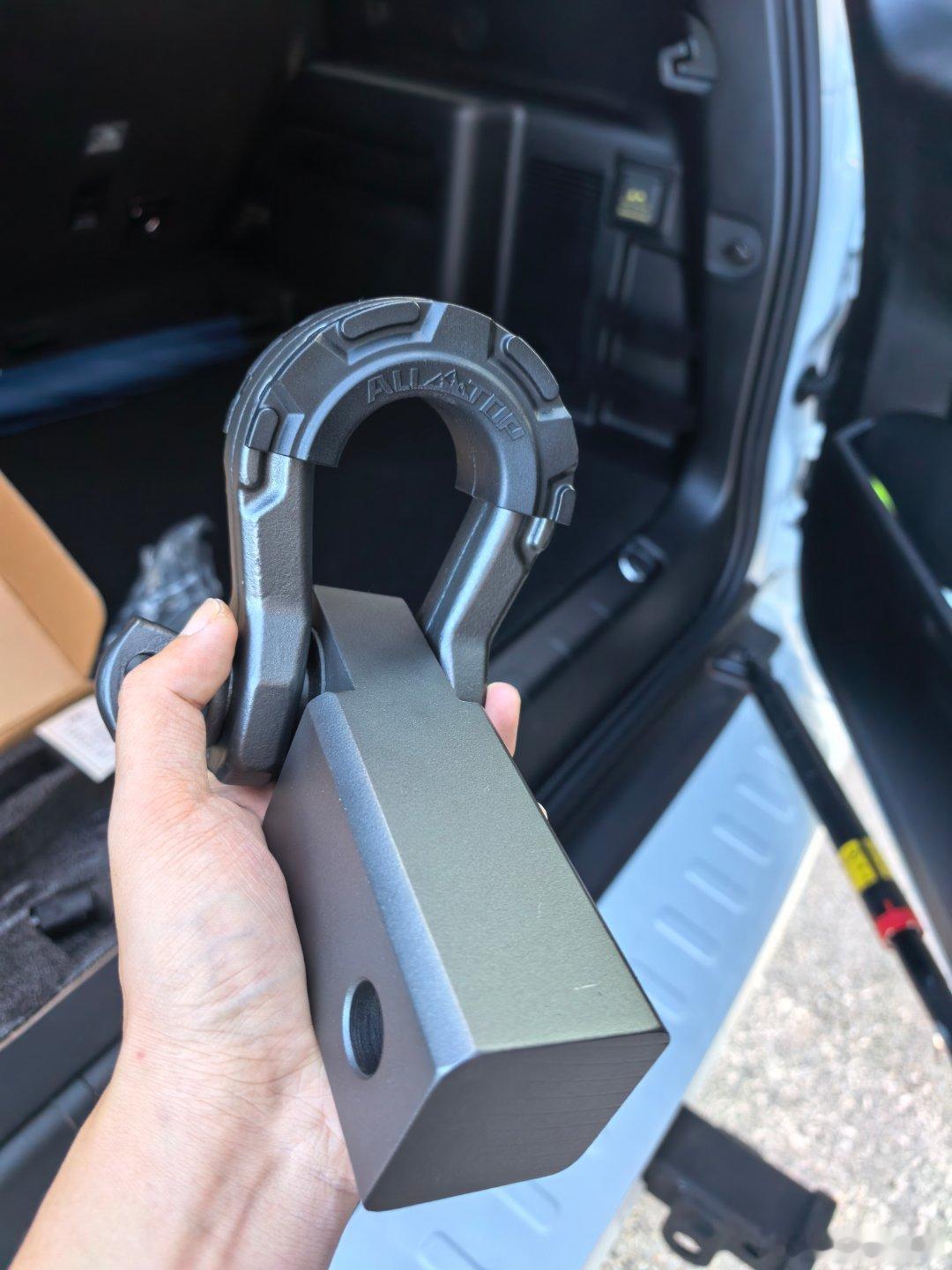 买了个拖车钩。这玩意是个实心铁疙瘩啊？一只手差点拿不动...装上之后是不是好看多