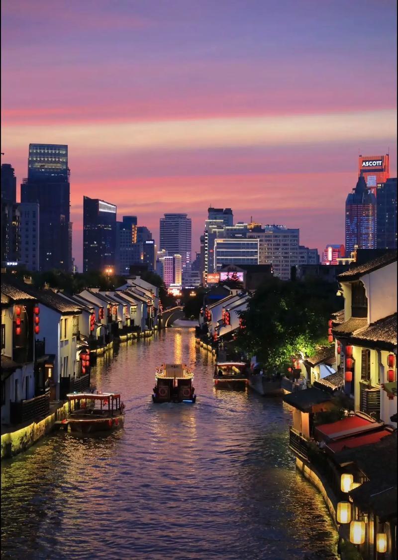 无锡地理位置好，上海南京分分钟到，北京也就四个小时，交通简直不要太便利。经济发展