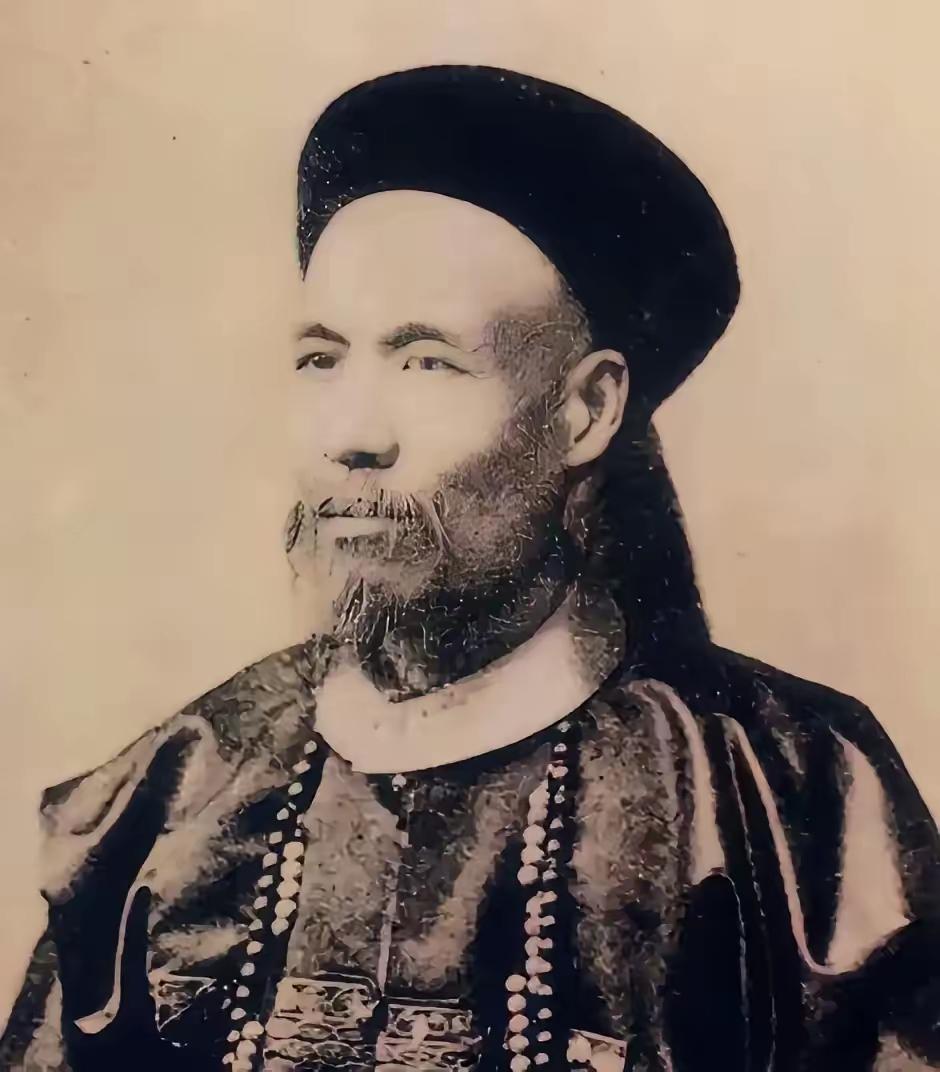 看懂伊朗后，真的理解左宗棠了。伊朗在波斯帝国巅峰时面积很大，可19世纪被俄国打得