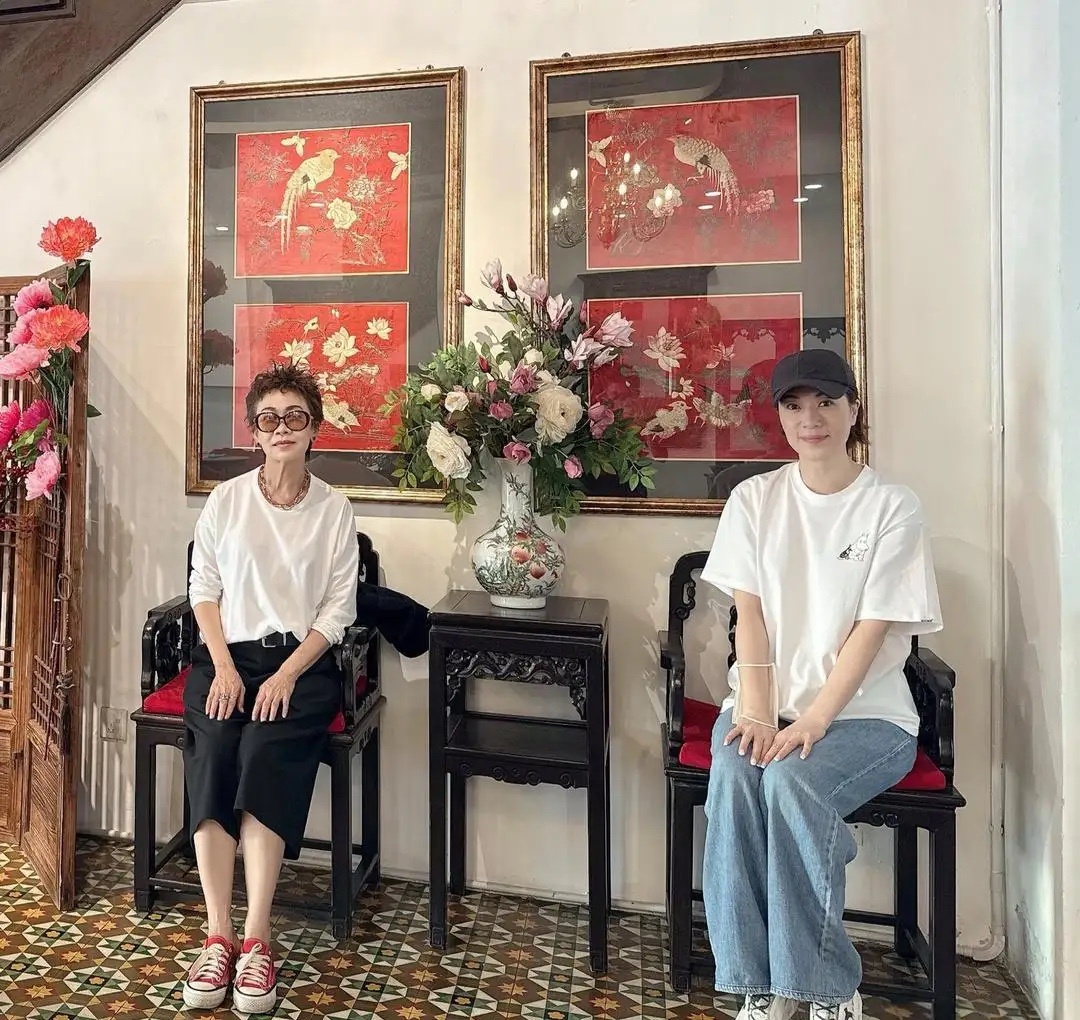 张可颐现身马来西亚和闺蜜聚会，她打扮休闲又大方，身材又高又苗条，脸部皮肉紧致又白