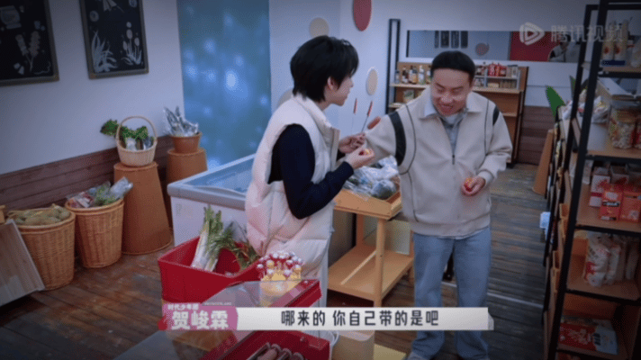 贺峻霖首次演短剧 第一次出演短剧的贺峻霖表现很亮眼，和搭档的对手戏节奏紧凑，现场