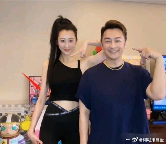 都生了几个娃了，小肚子居然还如此平坦光滑~看起来像小女孩的身材 