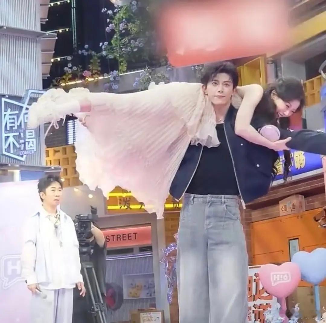 为了给男的赋魅也是不容易，看给杨迪吓得 