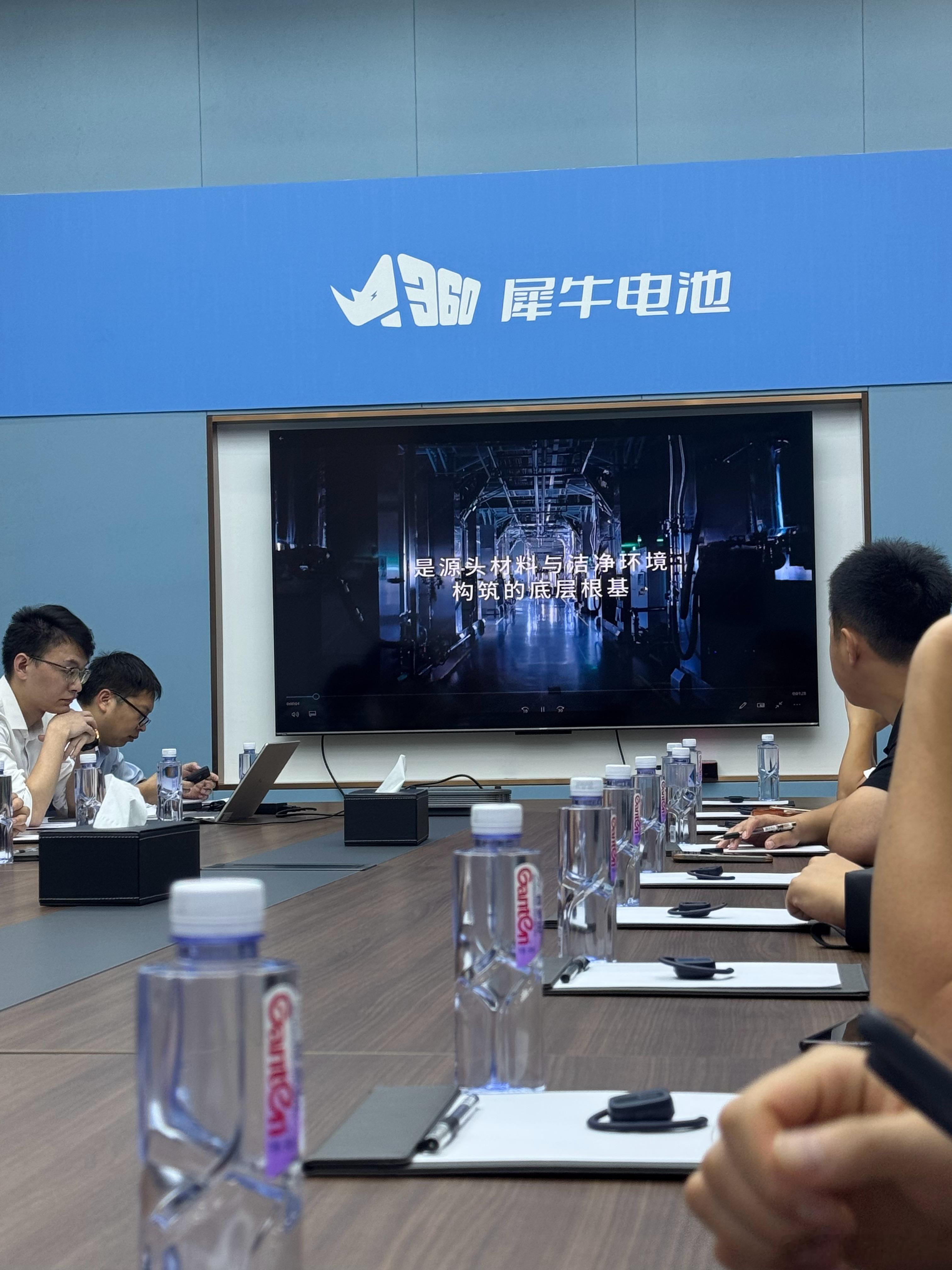温柔的武士：犀牛电池 犀牛（电池）：·皮肤厚实坚硬（电池耐用，抗磕碰）·爆发性强