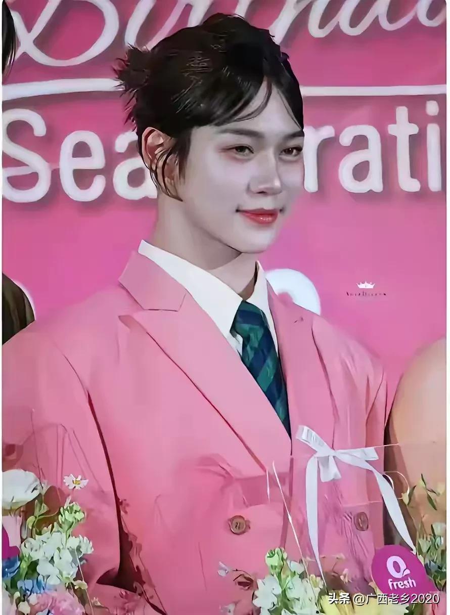你看得出来她是个男人吗？这妆容，这粉底，比真的女人还厚，只是身材像男人而已，整张