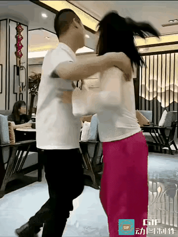 两口子干架啦！老公刚把老婆摔倒在地，正要收拾她，丈母娘回来了
 
事发普通居民楼