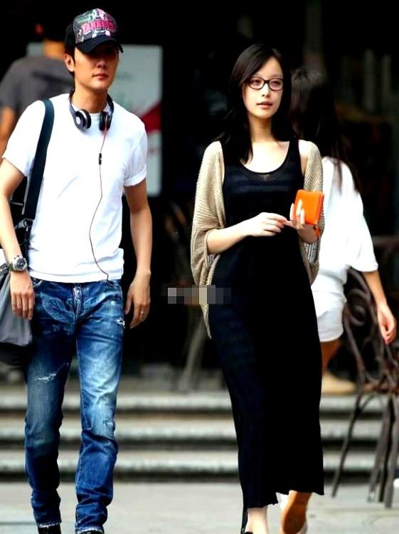 冯绍峰这状态，真是肉眼可见地变了。

跟倪妮那会儿，俩人像没长大的小孩，机场勾肩