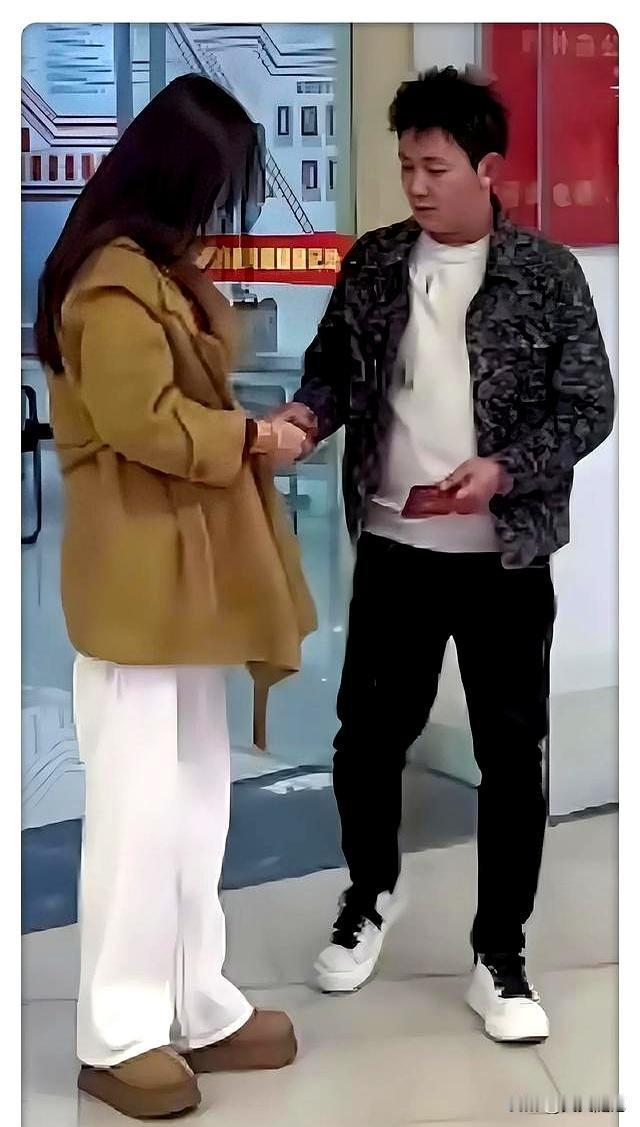 上海男人办完离婚，塞给前妻一张卡：里面有900万

说真的，离婚见人品。

上海