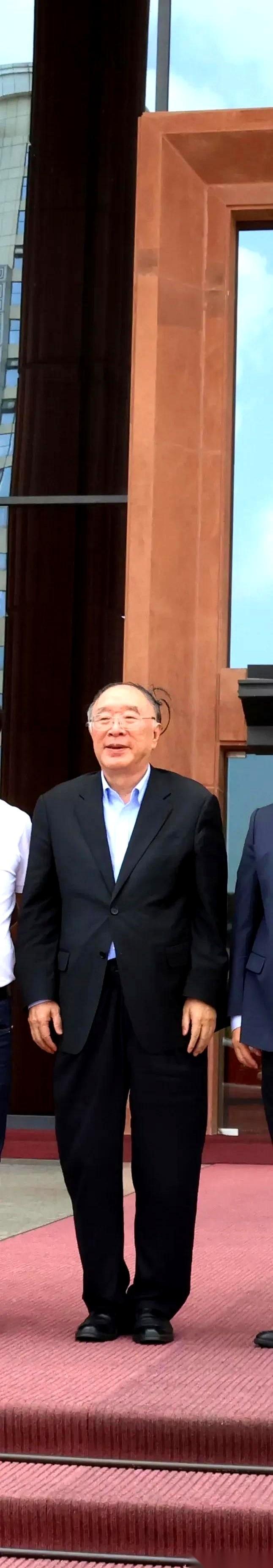 当年从上海焦化厂高温车间一路升到副厂长、后来走上领导岗位的老黄，因触犯纪法，被立