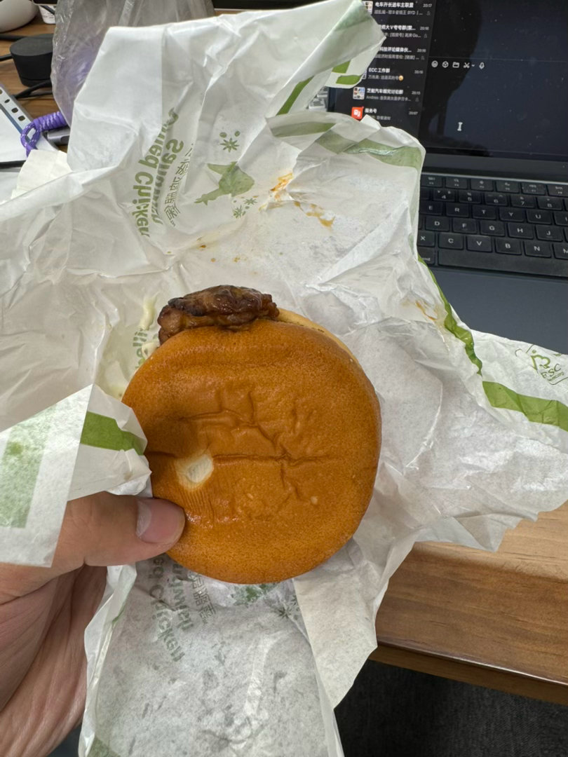 吃到一个圆面包的板烧鸡腿堡。这正常么？ 